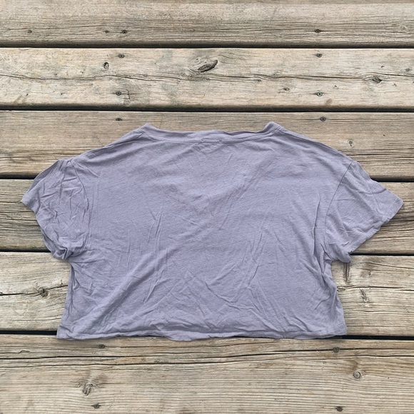💙 Dynamite Lavender Cropped V-Neck T-Shirt | Size P/S - Picture 2 of 6